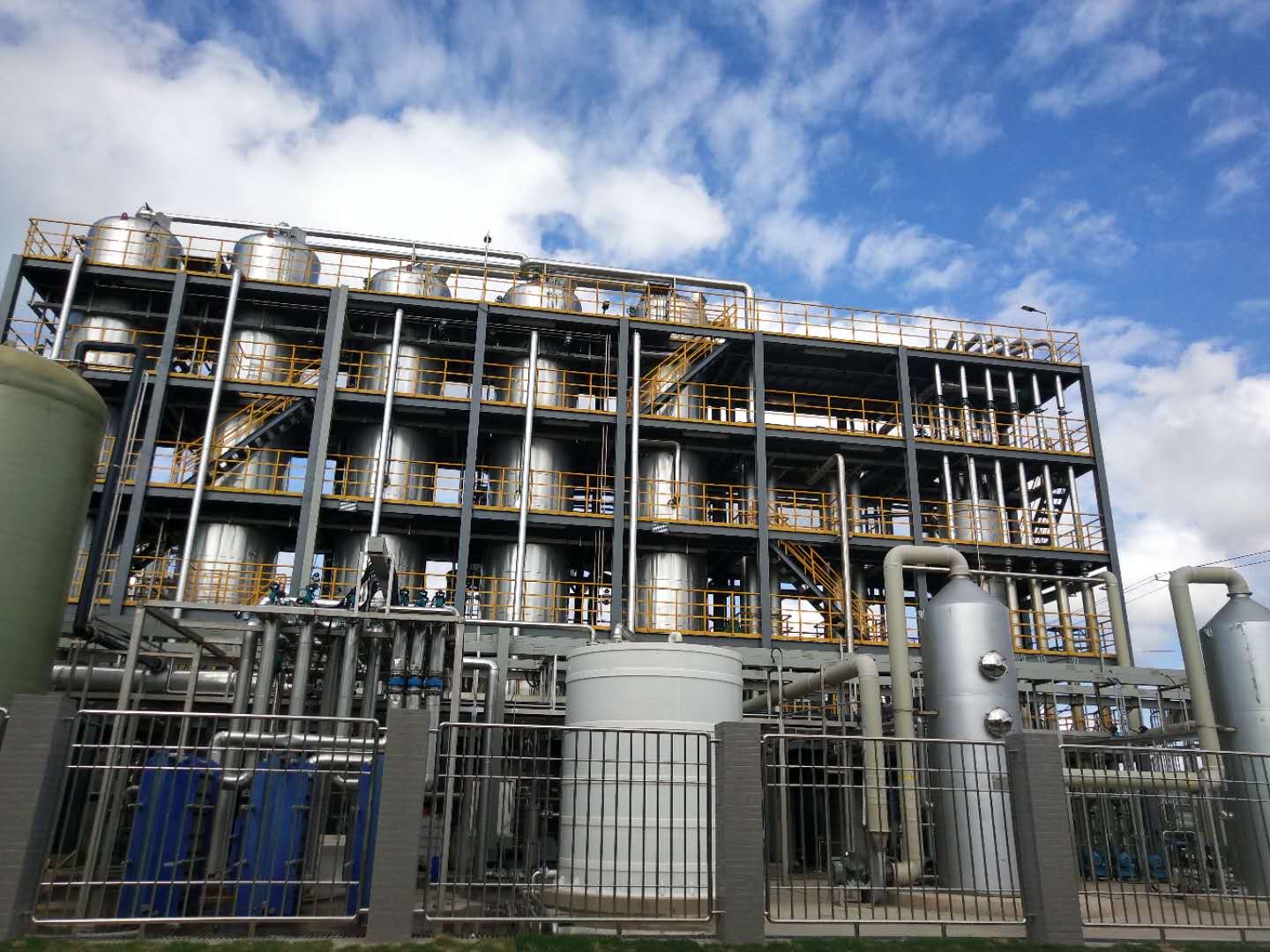 Landfill leachate ammonia-stripping tower and auxiliary system
